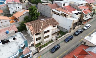 En venta casa en Azogues-a 300m del parque central