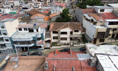 En venta casa en Azogues-a 300m del parque central