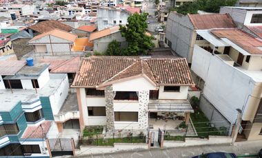 En venta casa en Azogues-a 300m del parque central