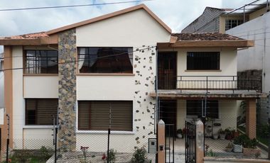 En venta casa en Azogues-a 300m del parque central