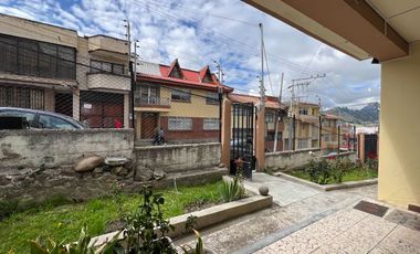 En venta casa en Azogues-a 300m del parque central