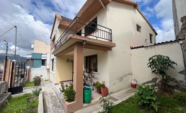 En venta casa en Azogues-a 300m del parque central