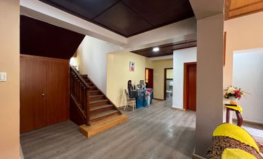 En venta casa en Azogues-a 300m del parque central