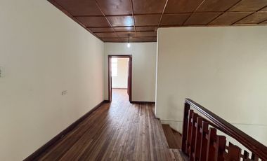 En venta casa en Azogues-a 300m del parque central