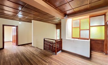 En venta casa en Azogues-a 300m del parque central