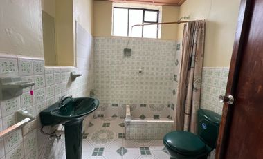 En venta casa en Azogues-a 300m del parque central