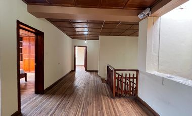 En venta casa en Azogues-a 300m del parque central