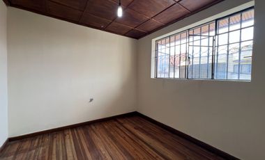 En venta casa en Azogues-a 300m del parque central