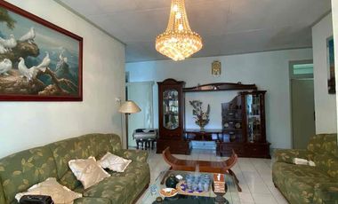 RUMAH TERAWAT HARGA MENDEKATI NJOP HALAMAN LUAS DI JL JUPITER MARGAHAYU RAYA