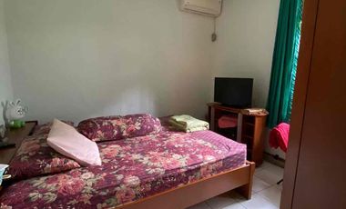 RUMAH TERAWAT HARGA MENDEKATI NJOP HALAMAN LUAS DI JL JUPITER MARGAHAYU RAYA