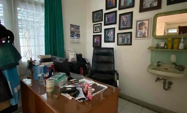 RUMAH TERAWAT HARGA MENDEKATI NJOP HALAMAN LUAS DI JL JUPITER MARGAHAYU RAYA