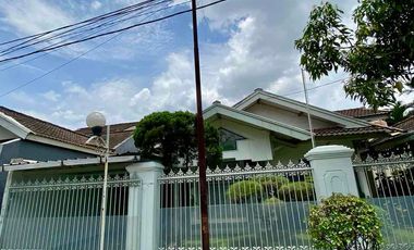 RUMAH TERAWAT HARGA MENDEKATI NJOP HALAMAN LUAS DI JL JUPITER MARGAHAYU RAYA