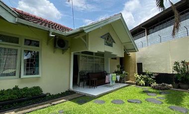 RUMAH TERAWAT HARGA MENDEKATI NJOP HALAMAN LUAS DI JL JUPITER MARGAHAYU RAYA
