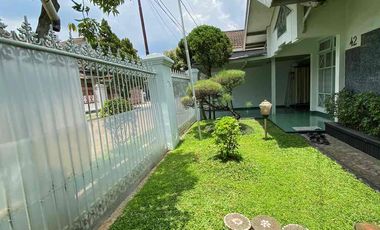RUMAH TERAWAT HARGA MENDEKATI NJOP HALAMAN LUAS DI JL JUPITER MARGAHAYU RAYA
