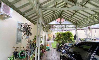 RUMAH TERAWAT HARGA MENDEKATI NJOP HALAMAN LUAS DI JL JUPITER MARGAHAYU RAYA