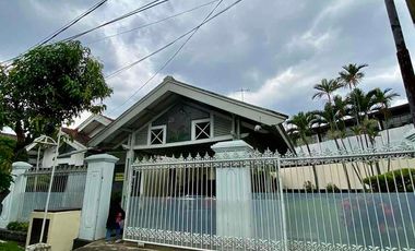 RUMAH TERAWAT HARGA MENDEKATI NJOP HALAMAN LUAS DI JL JUPITER MARGAHAYU RAYA