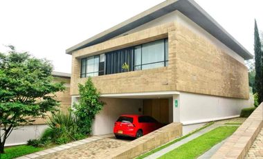 VENTA HERMOSA CASA EN SAN LUCAS, MEDELLIN