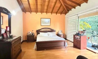 VENTA HERMOSA CASA EN SAN LUCAS, MEDELLIN