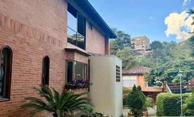 VENTA HERMOSA CASA EN SAN LUCAS, MEDELLIN