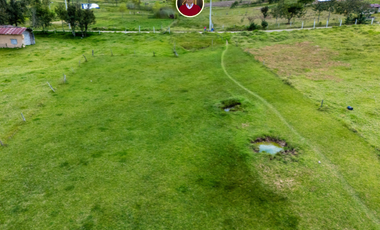Amplio terreno en Paute 8300 m² con agua natural, excelente ubicación junto a la vía y vista al valle – land for sale in Paute Ecuador