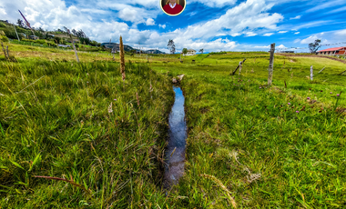 Amplio terreno en Paute 8300 m² con agua natural, excelente ubicación junto a la vía y vista al valle – land for sale in Paute Ecuador