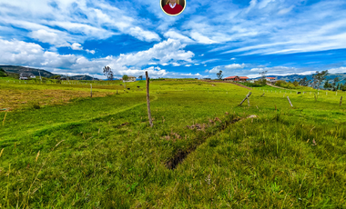Amplio terreno en Paute 8300 m² con agua natural, excelente ubicación junto a la vía y vista al valle – land for sale in Paute Ecuador