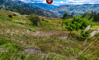 Amplio terreno en Paute 8300 m² con agua natural, excelente ubicación junto a la vía y vista al valle – land for sale in Paute Ecuador