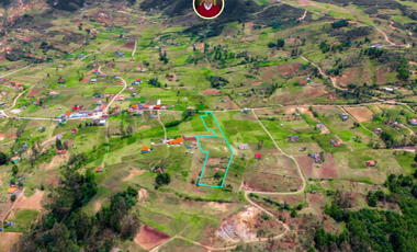 Amplio terreno en Paute 8300 m² con agua natural, excelente ubicación junto a la vía y vista al valle – land for sale in Paute Ecuador