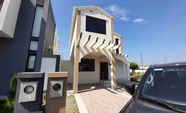 Vendo linda casa dos plantas, en urbanización La Joya- etapa Topacio
