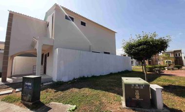 Vendo linda casa dos plantas, en urbanización La Joya- etapa Topacio