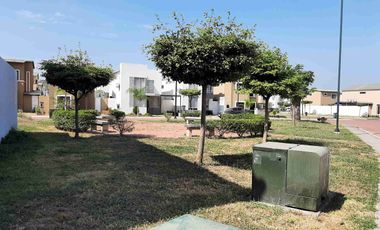 Vendo linda casa dos plantas, en urbanización La Joya- etapa Topacio