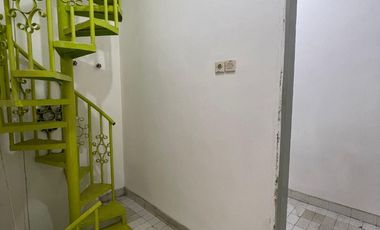 DISEWAKAN MURAH RUMAH LOKASI SANGAT STRATEGIS DI TAWAKAL GROGOL JAKARTA BARAT
