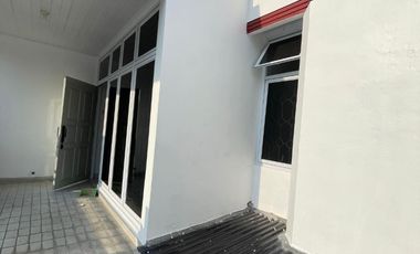 DISEWAKAN MURAH RUMAH LOKASI SANGAT STRATEGIS DI TAWAKAL GROGOL JAKARTA BARAT