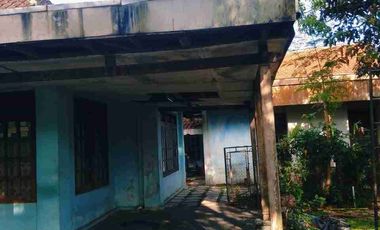 Jual rumah dengan tanah luas.cocok utk rumah kost.