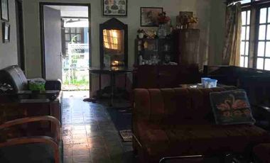Jual rumah dengan tanah luas.cocok utk rumah kost.