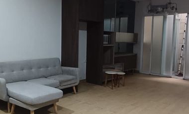 DISEWAKAN RUMAH FURNISHED 2 LANTAI DENGAN AC @GOLF LAKE