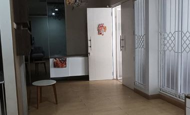 DISEWAKAN RUMAH FURNISHED 2 LANTAI DENGAN AC @GOLF LAKE