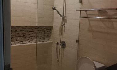 DISEWAKAN RUMAH FURNISHED 2 LANTAI DENGAN AC @GOLF LAKE