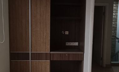 DISEWAKAN RUMAH FURNISHED 2 LANTAI DENGAN AC @GOLF LAKE