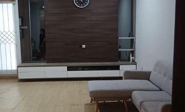 DISEWAKAN RUMAH FURNISHED 2 LANTAI DENGAN AC @GOLF LAKE