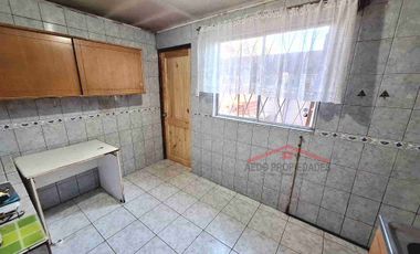 Se Vende Funcional Casa de dos pisos, en Villa Príncipe de Gales, comuna de La Calera, Región de Valparaíso.