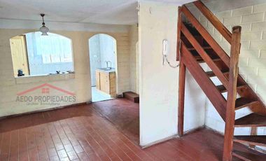 Se Vende Funcional Casa de dos pisos, en Villa Príncipe de Gales, comuna de La Calera, Región de Valparaíso.