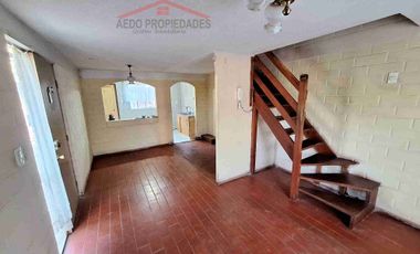 Se Vende Funcional Casa de dos pisos, en Villa Príncipe de Gales, comuna de La Calera, Región de Valparaíso.