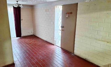 Se Vende Funcional Casa de dos pisos, en Villa Príncipe de Gales, comuna de La Calera, Región de Valparaíso.