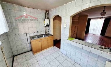 Se Vende Funcional Casa de dos pisos, en Villa Príncipe de Gales, comuna de La Calera, Región de Valparaíso.