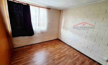 Se Vende Funcional Casa de dos pisos, en Villa Príncipe de Gales, comuna de La Calera, Región de Valparaíso.