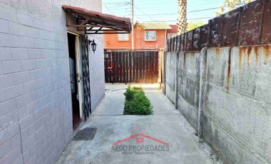 Se Vende Funcional Casa de dos pisos, en Villa Príncipe de Gales, comuna de La Calera, Región de Valparaíso.