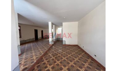 Venta De Amplia Casa En Urb. Monterrico//ID: 1178350