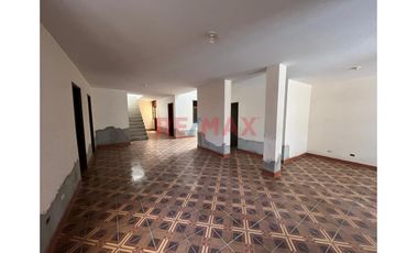 Venta De Amplia Casa En Urb. Monterrico//ID: 1178350