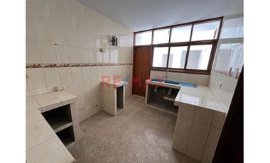 Venta De Amplia Casa En Urb. Monterrico//ID: 1178350